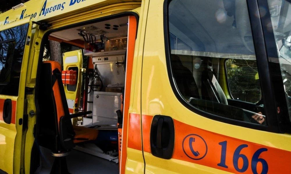 Χαλκιδική: Δίκυκλη μηχανή ''καρφώθηκε'' σε περίφραξη και σταθμευμένο όχημα